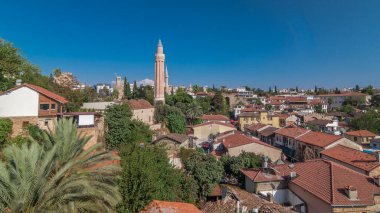 Antalya Old Town timelapse hyperlapse, Türkiye, Yivli Minare, saat kulesi ve Tekeli Mehmet Paşa Camii ile kırmızı kiremit çatılar. Yaz günü, mavi gökyüzü