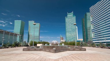 Nur-Sultan 'daki Water-Green Bulvarı' ndaki Çeşme, Kazakistan 'ın Nurzhol Bulvarı, Astana' nın yeni iş ve idari merkezinde bir yaya alanı. Çevrede yeşil gökdelenler