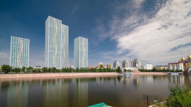 Astana 'da modern kompleks zaman atlaması kuleleri olan Ishim Nehri. Park ve rıhtım tarafında. Köprüden görüntü. Nur-Sultan şehri, Kazakistan