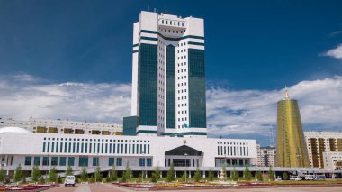 Kazakistan Cumhuriyeti Parlamentosu, Nur-Sultan şehrinin yakınlarındaki çiçek tarhında hızlandırılmış zaman aşımına uğradı.