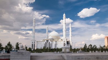 Astana 'daki Hazrat Sultan Camii mavi bulutlu gökyüzü, Nur-Sultan şehri, Kazakistan. Parktan görüntüle