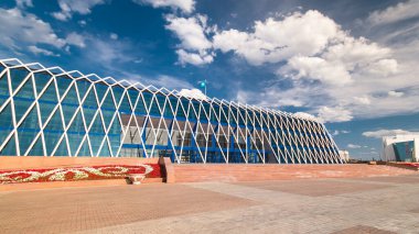 Bağımsızlık Sarayı, yaz günü bulutlu gökyüzü, Orta Asya, Kazakistan, Nur-Sultan şehri,