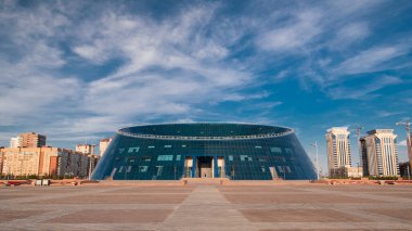 Kazak Ulusal Sanat Üniversitesi zaman aşımına uğradı. Nur-Sultan şehri, Kazakistan. Yazın mavi bulutlu gökyüzü