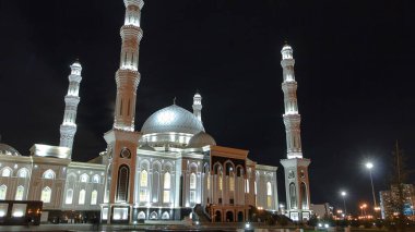 Astana 'daki Hazrat Sultan Camii' ni aydınlattım. Geceleyin dolunay, Nur-Sultan şehri, Kazakistan