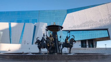 Astana 'daki Kazakistan Cumhuriyeti Ulusal Müzesi' ndeki Sak savaşçıları çeşmesi. Yazın gün batımından önceki gün mavi bulutlu gökyüzü. Nur-Sultan şehri, Kazakistan