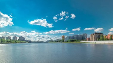 Astana, Kazakistan. Keyif teknesinden Astana 'da Ishim nehrinde hareketli bir seyahat görüntüsü. Mavi gökyüzü ve bulutlarla dolu bir yaz gününde. Bulanık hareket
