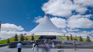Nur-Sultan şehrinde Khan Shatyr zaman atlamasına giriş. Khan Shatyr Kazakistan Cumhuriyeti 'nin başkenti Astana' da yer almaktadır. Şehir sakinleri yürüyor ve dinleniyor..