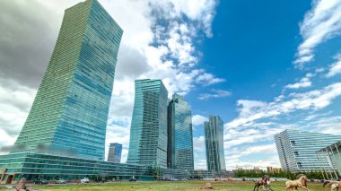 Nurzhol Bulvarı zaman kavşağı hiperhız. Modern yeni ofis binası yakınlarındaki atlar cumhuriyetin başkentindedir. Nur-Sultan şehri, Kazakistan.
