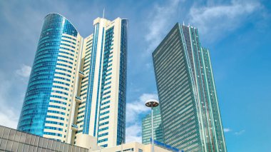 Nurzhol Bulvarı zaman kavşağı hiperhız. Modern yeni ofis binasının kuleleri Cumhuriyetin başkentinde yer almaktadır. Nur-Sultan şehri, Kazakistan.