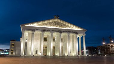 Devlet operası ve bale tiyatrosu zaman atlaması gün batımından sonra. Astana 'nın simgesi, mermer bina. Gece aydınlatması. Nur-Sultan şehri, Kazakistan.
