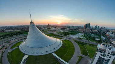 Khan Shatyr ve merkez iş bölgesi geçiş zamanı ile şehir merkezinde gün doğumuyla yükselen manzara. Çatıdan, Kazakistan, Astana, Orta Asya 'dan gün doğumundan önce havadan zaman geçişi.
