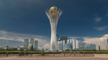 Bayterek zaman atlaması Astana 'da bir anıt ve gözlem kulesidir. Arka planında modern binalar olan şehrin ana sembolü. Nur-Sultan şehri, Kazakistan