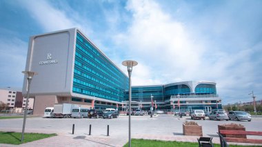 Atyrau City, Kazakistan 'daki Modern Binalar ve Otel' den Timelapse Hiperlapse. Güneşli bir gün, Mavi Bulutlu Gökyüzüne Karşı Şehir Zarafetini gözler önüne seriyor