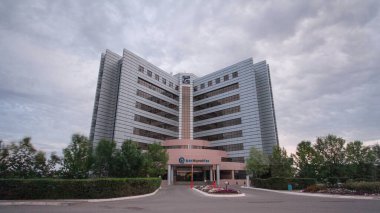 Atyrau, Kazakistan 'daki Modern Ofis Binaları' nın Zaman Hızı. Güneşli Gün Işığı, Mavi Bulutlu Tuval 'a Karşı Şehir Skyline' ını Aydınlatıyor.