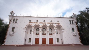 Atyrau City, Kazakistan 'daki Tarihi Binanın Zaman Hızı. Mavi Bulutlu Gökyüzü Sembolik Mimari Mücevherin Sonsuz Zarafetini Çerçeveledi
