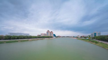 Atyrau City 'deki Ural Riverside' daki Modern Evlerin Zaman Hızı. Bir köprüden hava görüntüsü, Kazakistan 'da akan sularla birlikte dinamik şehir manzarasını yakalıyor.