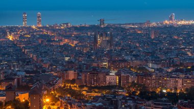 Barcelona Uyanışı: İspanya 'nın Gündüz Zamanlama Panoraması Canlı Şehir Manzarası. Carmel 'in Bunkers of Carmel' inden, Aerial Top View Frames Sagrada Familia Katedrali 'nden, Şehir Işıkları azar azar azalıyor.