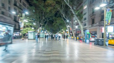 Hızlı Barcelona gece timelapse hyperlapse İspanya La Rambla Caddesi üzerinde yürüme. Binlerce insan her gün tarafından popüler bu trafiğe kapalı alana yürüyerek. Kalabalık bir yer