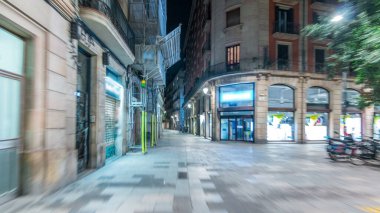 Dar sokak içinde Old Town timelapse hyperlapse, Barcelona üzerinden hızlı yürüyüş.