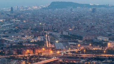 Barcelona ve Badalona Skylines 'ın Gece Dönüşümü Zaman Çizelgesi' ne. İberic Puig Castellar Village Viewpoint, Capturing Road Kavşağı ve Günbatımından Geceye Yavaş Geçiş 'ten hava görüntüsü