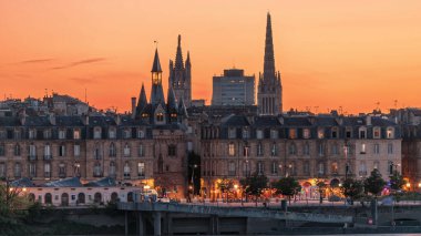 Günbatımından sonra Saint Michel Katedrali kuleleri ve Garonne Nehri 'nin yer aldığı Bordeaux şehrinin panoramik manzarası günden geceye geçiş zamanı. Tarihsel mimari, Fransa 'da aydınlatılmış simgeler