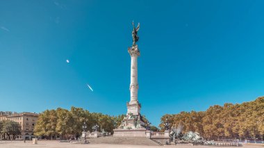 Esplanade Des Quinconces 'daki çeşmeli Aux Girondins Anıtı Bordeaux, Fransa' da zamanaşımına uğradı. Tarihi eser ve mimari şaheser özgürlüğü ve devrimi simgeliyor. Mavi gökyüzü