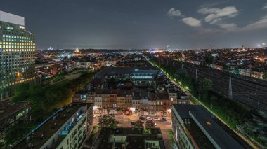 Belçika 'nın başkenti Brüksel' in başkenti Laeken 'de gece vakti yapılan hava panoramasında tren rayları ve trenlerin geliş gidişleri görülüyor. Tarihi cazibe ve kentsel gelişim