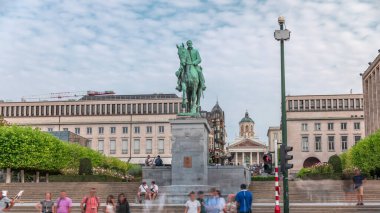 Brüksel, Belçika 'daki Place de l' Albertine 'in hiperlapesi, Kral I. Albert ve Belçika Kraliyet Kütüphanesi' nin bronz binicilik heykeli. Arka planda Mont des Arts Garden manzarası