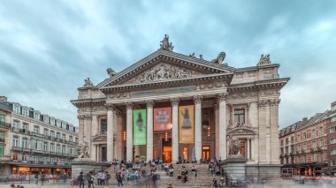 Akşamları Brüksel Borsası 'nın Neo-Rönesans ve İkinci İmparatorluk stillerinde dramatik bulutların zaman aşımına uğraması. Grand Place yakınlarındaki ikonik cephe, Belçika 'nın finansal mirasını gözler önüne seriyor.