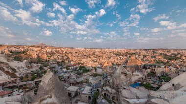 Güneş doğarken Goreme 'in hava saatinden, Kapadokya, Türkiye' den güzel bir manzarası var. Balon filmlerinin ünlü merkezi. Bulutlu mavi gökyüzü