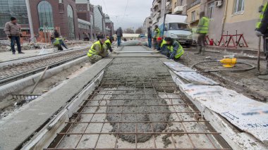 Hazır beton beton mikser timelapse hyperlapse tarafından yol yapmak için çelik takviye koyduktan sonra dökme. Tramvay parça yeniden inşası