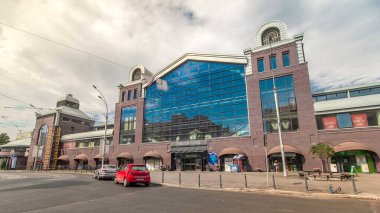 Sumskoy pazarı, Ukrayna 'nın başkenti Kharkov' da ön manzara zaman atlaması. Mavi bulutlu gökyüzü ve cadde trafiği