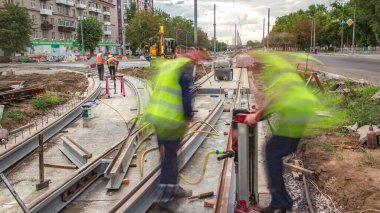 İşçiler, zaman akışının yeniden inşası sırasında beton plakalara monte etmek ve yeni tramvay rayları kurmak için delikler açtılar. Tramvay raylarının modernizasyonu