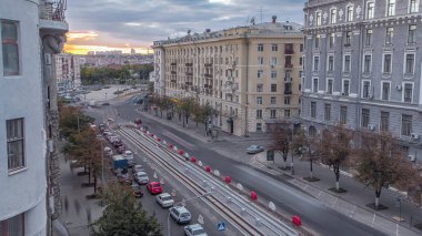 Tramvay rayları kurulum aşamasında ve gün batımında yol üzerindeki beton plakalara entegre oluyor. Tramvay raylarının yeniden inşası