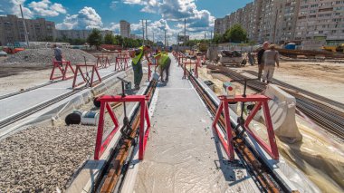 Kurulum aşamasındaki tramvay rayları ve yoldaki beton plakalara entegrasyon. Titreşim ve gürültüyü azaltmak için sıvı reçineyle doldurulmuş. Tramvay raylarının yeniden inşa süreci