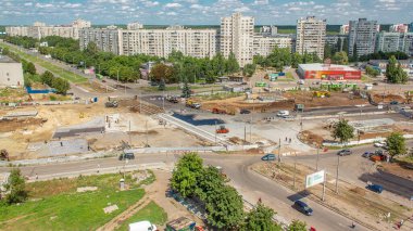 Birkaç endüstriyel makineli zaman ayarlı geniş yol şantiyesinin havadan görüntüsü. Tramvay raylarının yeniden inşası.