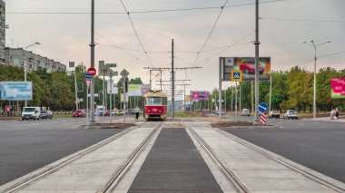 Yakın zamanda tamamlanmış yeni bir asfalt yolu ile görüntüle. Şehir caddesinde yeni yeniden inşa edilmiş tramvay rayları ve tramvaylar üzerinde ilerliyor.
