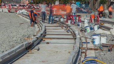 Yol tamiri sokak saatlerinde işe yarar. Şehir sokaklarına yeni tramvay rayları ve beton bloklar döşemek. Tramvaylar için yeni modern tren rayları monte edildi. Kavşaktaki tramvay raylarının yeniden inşası