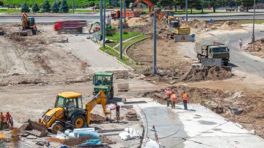 Bir yol inşaatı için buldozerler ve kazıcılar çalıştırın. Alt tabakada ezilmiş taş. Destek faaliyetleri ve inşaat halindeki yol. Tramvay raylarının yeniden inşası. Yukarıdan hava üstü görünümü