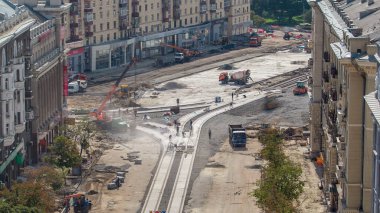 Beton, yol yapımında üniformalı, karıştırıcı makineli ve vinçli zaman ayarlı birçok işçiyle çalışıyor. Tramvay raylarının yeniden inşası
