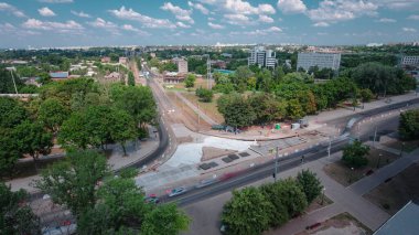 Tramvay rayları onarılan ve panoramik panoramik zaman ayarlı yol inşaatı. Beton kavşağın orta kısmında işe yarar. Metal kablolarla çalışır