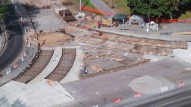Tramvay rayları onarımı ve bakım havası olan bir yol inşaatı. Beton kavşağın orta kısmında işe yarar. Toprak hazırlığı