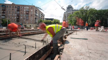 Tramvay rayları onarılan ve bakım süreleri yüksek olan yol inşaatı. Kavşağın ortasında beton parçaları karıştırıcı var. Yeni toplu taşıma için demiryolu raylarının değiştirilmesi
