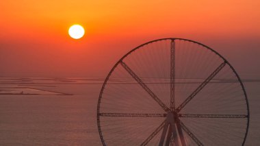 Bluewaters Adası'nda günbatımı hava timelapse dönme dolap, yeni alışveriş merkezi ve restoranlar, alanda yürüyüş ile eğlence ve seyahat Dubai'de spot açılan