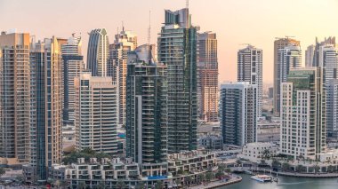 Dubai Yat Limanı mesire ve yüzen ile kanal güzel hava görünümünü yatlar ve gün batımından önce Dubai, BAE tekneler. Modern kule ve gökdelen akşam