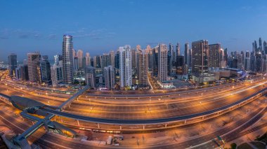 Dubai Yat Limanı gökdelenler hava üstten görünüm güneş doğmadan önce Jlt gelen Dubai gece gün timelapse, Birleşik Arap Emirlikleri için. Işıklı modern kuleleri ve Şeyh zayed yolu üzerinde trafik.