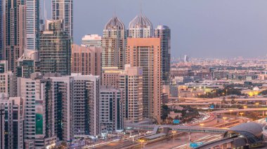 Dubai Yat Limanı Şeyh zayed road panorama gün gece geçiş timelapse ışık için trafik ile açın. Gökdelenler, BAE gece aydınlatma. Hava Jlt görünümünden