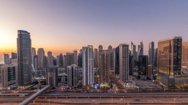 Dubai Yat Limanı Şeyh zayed road panorama gün gece geçiş timelapse ışık için trafik ile açın. Gökdelenler, BAE gece aydınlatma. Hava Jlt görünümünden