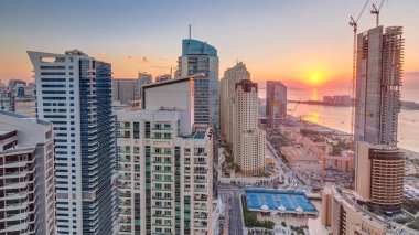 JBR ve Dubai marina günbatımı hava timelapse adlı. Modern kule ve gökdelen, sokakta Rating