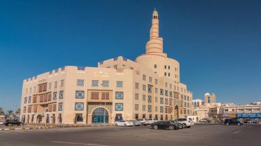 Katar İslam Kültür Merkezi Doha, Katar, Ortadoğu 'da zaman aşımına uğradı. Yollarda trafik vardı. Güneşli bir günde mavi gökyüzü